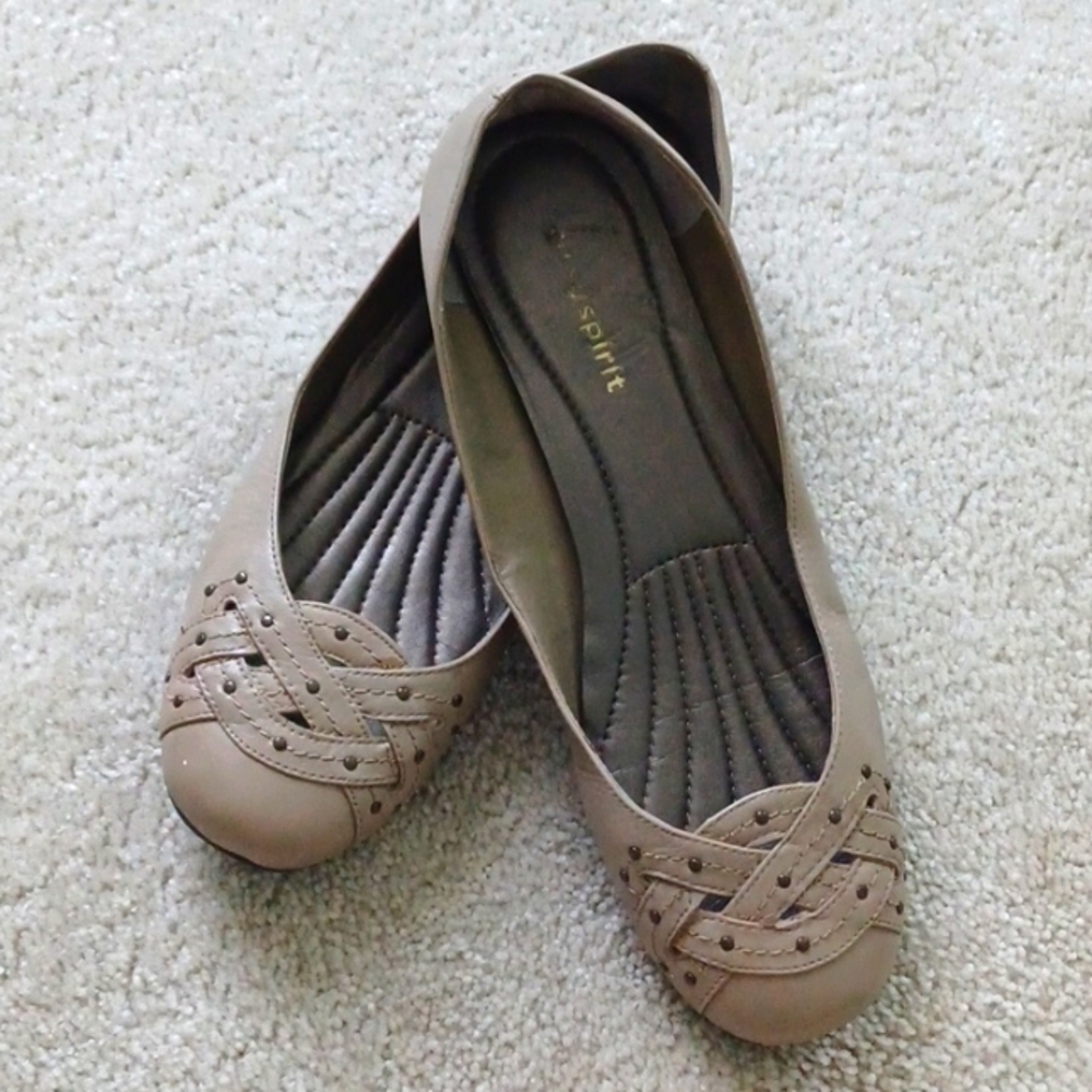 EUC Easy Spirit taupe leather shoes size 6.5